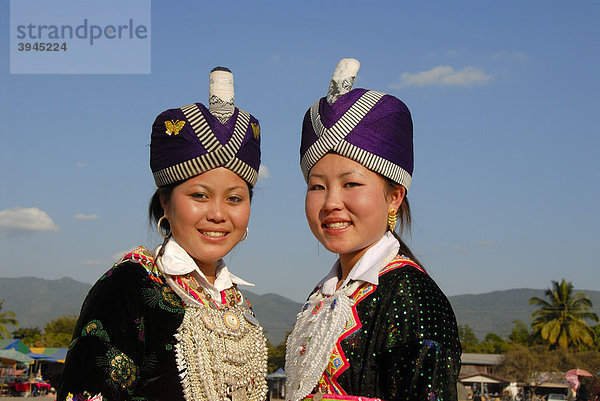 Portrait  lächelnde junge Frauen der Hmong Ethnie in Tracht  traditionelle Kleidung  Kopfbedeckung  Haube  Vang Vieng  Laos  Südostasien  Asien
