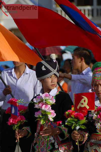 Festival  Mädchen der Hmong Ethnie  traditionelle Kleidung  Kopfbedeckung  rote Fähnchen der kommunistischen Partei  Xam Neua  Provinz Houaphan  Laos  Südostasien  Asien