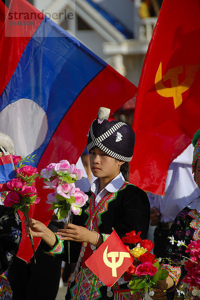 Festival  Mädchen der Hmong Ethnie  traditionelle Kleidung  Kopfbedeckung  rote Fähnchen der kommunistischen Partei  Nationalflagge von Laos  Xam Neua  Provinz Houaphan  Laos  Südostasien  Asien