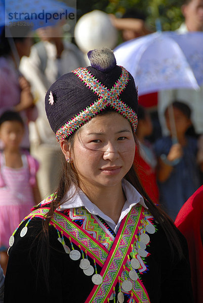 Festival  Portrait  junge Frau der Hmong Ethnie  traditionelle Kleidung  Kopfbedeckung  Xam Neua  Provinz Houaphan  Laos  Südostasien  Asien
