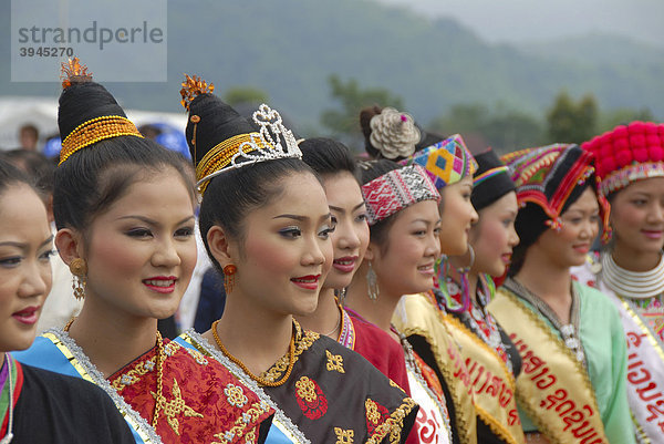 Festival  Profil  schöne junge Frauen  Lao  Laotinnen  traditionelle Kleidung  Haare hochgesteckt zum Dutt  Schönheitswettbewerb  Schönheitskönigin  Muang Xai  Provinz Oudomxai  Laos  Südostasien  Asien