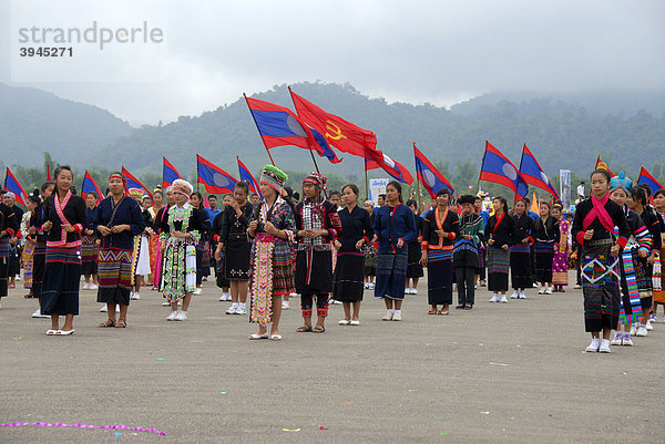 Festival  Laoten verschiedener Ethnien  Khmu  Hmong  Akha  Lue  laotische Nationalflaggen  Flagge der kommunistischen Partei  Muang Xai  Provinz Oudomxai  Laos  Südostasien  Asien