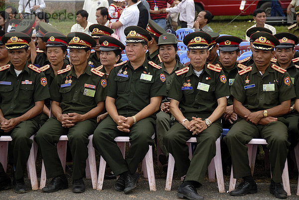 Festival  laotische Polizisten in Uniform als Zuschauer  Muang Xai  Provinz Oudomxai  Laos  Südostasien  Asien