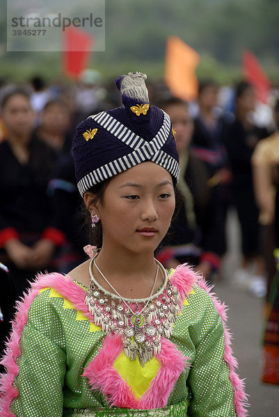 Festival  Portrait  schöne junge Frau der Hmong Ethnie  traditionelle Kleidung  Kopfbedeckung  Muang Xai  Provinz Oudomxai  Laos  Südostasien  Asien