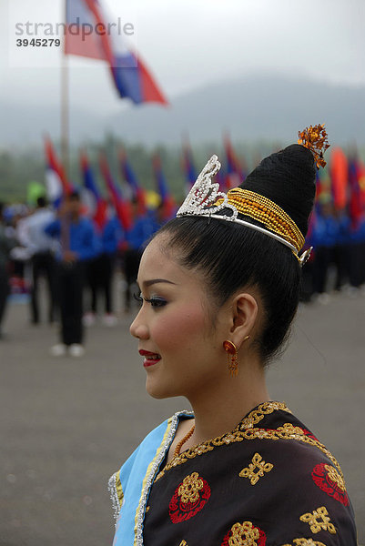 Festival  Portrait  Profil  schöne junge Frau der Lao Loum Ethnie  traditionelle Kleidung  Haare hoch gesteckt zum Dutt  Schönheitswettbewerb  Schönheitskönigin  Muang Xai  Provinz Oudomxai  Laos  Südostasien  Asien