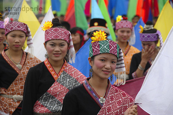 Festival  junge Frauen der Khmu Ethnie  traditionelle Kleidung  Kopfbedeckung  Muang Xai  Provinz Oudomxai  Laos  Südostasien  Asien