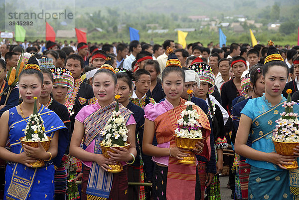 Festival  Frauen der Lao Loum Ethnie mit Opferschalen  traditionelle Kleidung  Muang Xai  Provinz Oudomxai  Laos  Südostasien  Asien