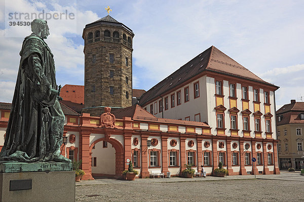 Schlossturm und Schlosskirche  Maximilian II  König von Bayern  Statue  Innenhof Altes Schloss im Zentrum von Bayreuth  Oberfranken  Bayern  Deutschland  Europa