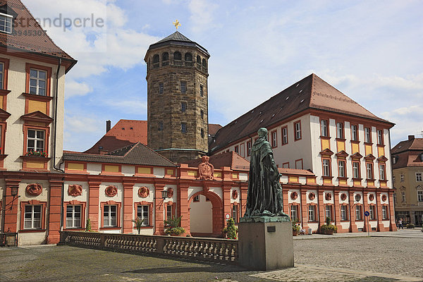 Schlossturm und Schlosskirche  Maximilian II  König von Bayern  Staute  Innenhof Altes Schloss im Zentrum von Bayreuth  Oberfranken  Bayern  Deutschland  Europa