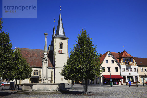 Marktplatz und Pfarrkirche  Haßfurt  Landkreis Haßberge  Unterfranken  Bayern  Deutschland  Europa