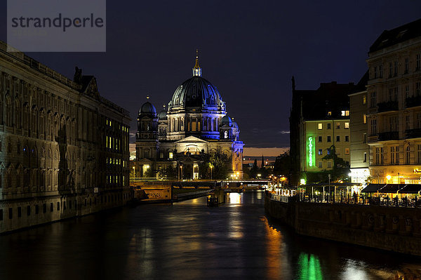 Nachtaufnahme von Domkuppel mit Spree  Berlin  Deutschland  Europa