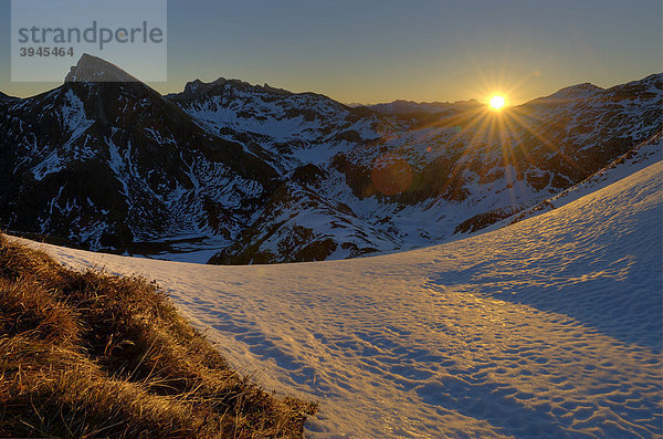 Sonnenaufgang über Bergkette mit verschneiten Bergen  Hindelang  Allgäu  Bayern  Deutschland  Europa