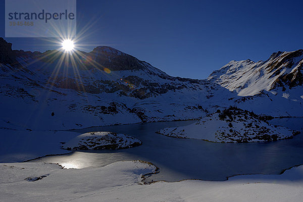 Verschneiter Bergsee im Gegenlicht  Hindelang  Allgäu  Bayern  Deutschland  Europa