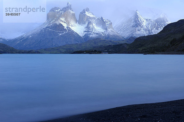 Torres del Paine Berge mit Lago Pehoe am frühen Morgen  Patagonien  Chile  Südamerika