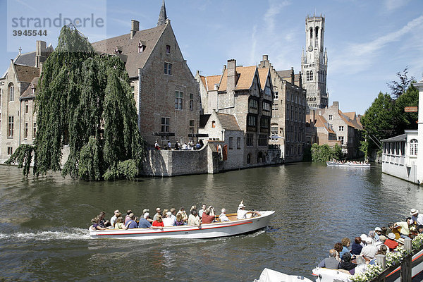 Bootstour durch Grachten  Altstadt von Brügge  Flandern  Belgien  Europa