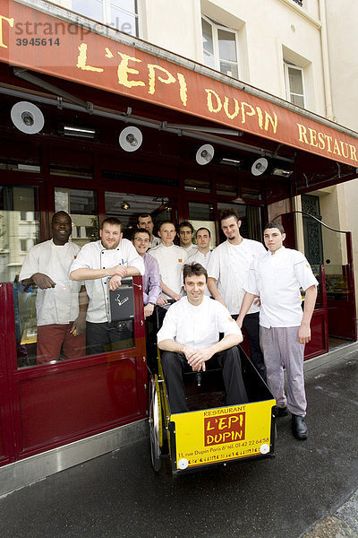 Servicecrew vom Restaurant L'Epi Dupin  Chef Francois PASTEAU im Bollerwagen  6. Arrondissement  Paris  Frankreich  Europa
