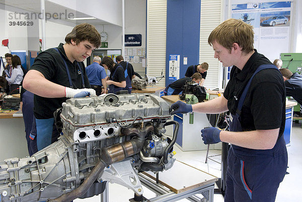 Im BMW-Ausbildungszentrum für Kfz-Mechatroniker arbeiten Auszubildende an einem Motor  München  Bayern  Deutschland  Europa
