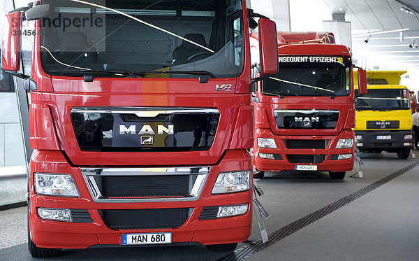 MAN Trucks stehen im MAN Forum München  MAN Forum  München  Bayern  Deutschland  Europa
