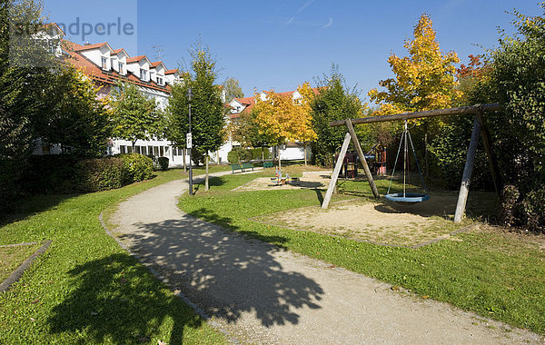 Spielplatz vor den Häusern Am Ziegelstadel 18 und 21 in Markt Schwaben  Bayern  Deutschland  Europa