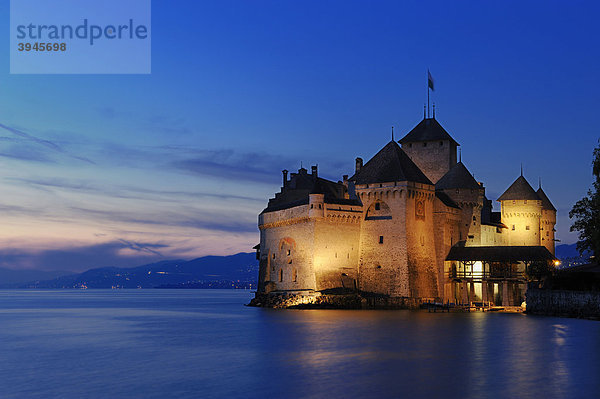 Schloss Chillon am Genfersee bei Nacht  Veytaux  Montreux  Schweiz  Europa