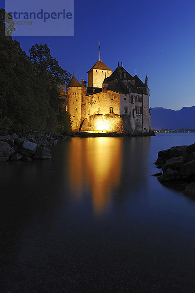 Schloss Chillon am Genfersee bei Nacht  Veytaux  Montreux  Schweiz  Europa