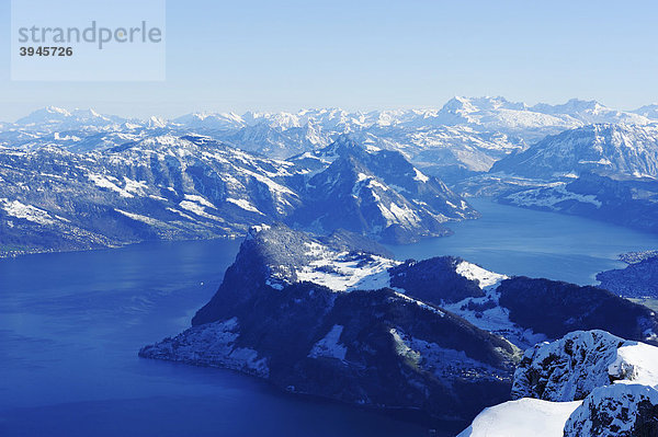 Sicht vom Pilatus auf den Vierwaldstättersee und den Bürgenstock sowie den Säntis hinten  Luzern  Schweiz  Europa