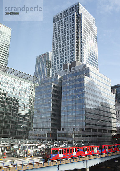 Hochhaus mit Hochbahn  Bankenviertel  Canary Wharf  London  England  Großbritannien  Europa