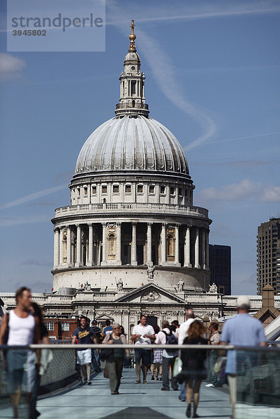 St. Paul's Cathedral mit Passanten  London  England  Großbritannien  Europa