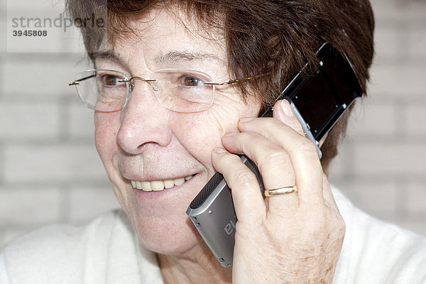 Seniorin telefoniert mit Seniorenhandy Emporia Life Plus mit großen Tasten und großer Schrift