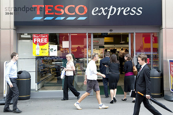 Filiale der Supermarktkette Tesco  Tesco Express  in London  England  Großbritannien  Europa