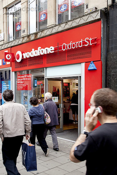 Filiale des Telekommunikationsunternehmen Vodafone in der Oxford Street in London  England  Großbritannien  Europa