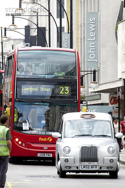 Doppeldeckerbus in der Oxford Street in London  England  Großbritannien  Europa