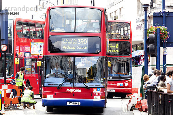 Doppeldeckerbusse in der Oxford Street in London  England  Großbritannien  Europa