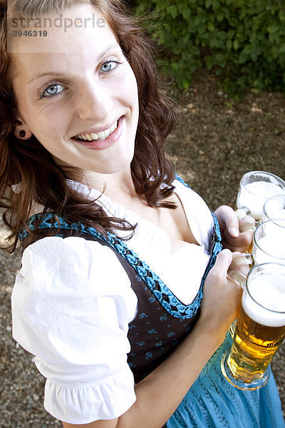 Bedienung im Dirndl  Biergläser  in einem bayerischen Biergarten  Regensburg  Bayern  Deutschland  Europa