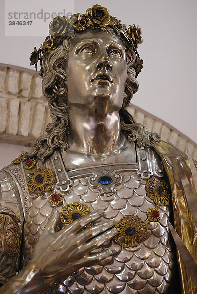 Silberne Statue eines sizilianischen Adeligen mit Edelsteinen  Museo Statale  Mileto Calabria  Italien  Europa