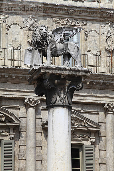 Löwenstatue auf Säule  Verona  Italien  Europa
