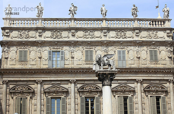 Prunkvolle Fassade  davor Löwenstatue auf Säule  Verona  Italien  Europa