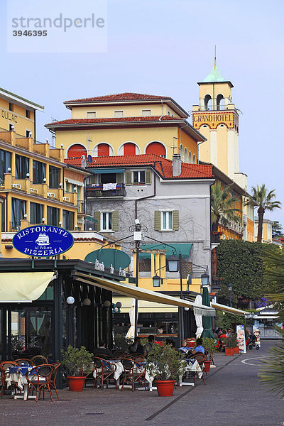 Strandprommenade  hinten das Grand Hotel de Louis Wimmer  Gardone di Riviera  Gardasee  Italien  Europa