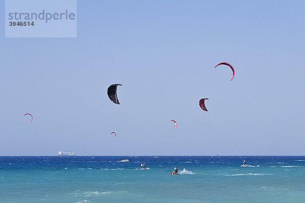 Kite-Surfer am Kremasti Beach  Insel Rhodos  Westküste  Griechenland  Ägäis  Südeuropa  Europa
