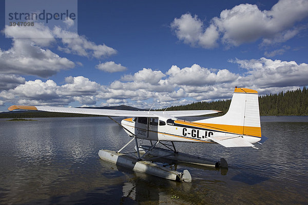 Gleitende Cessna 185 Skywagon  Wasserflugzeug  Buschflugzeug  Caribou Lakes Seen  oberer Liard River Fluss  Yukon Territory  Kanada