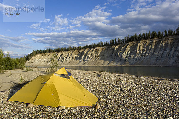 Zelt auf einer Kiesbank  dahinter eine hohe Uferböschung  oberer Liard River  Yukon Territory  Kanada