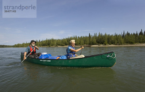 Älteres Paar  Mann und Frau paddeln in einem Kanu  oberen Liard River  Yukon Territory  Kanada