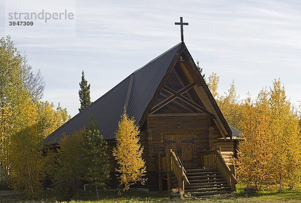 Saint Cristopher's Holzkirche  Indian Summer am Alaska Highway  Zitterpappeln (Populus tremuloides)  Blätter in Herbstfarben  Haines Junction Tor zum Kluane Nationalpark und Reservat  Yukon Territory  Kanada