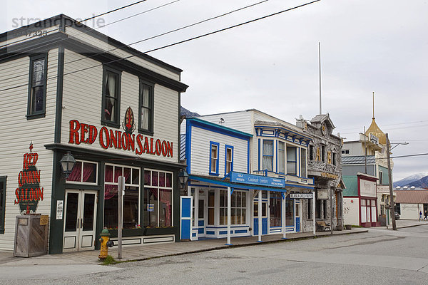 Historische Red Onion Bar  Saloon  Zentrum  Holzgebäude von Skagway  Klondike-Goldrausch  Alaska  USA