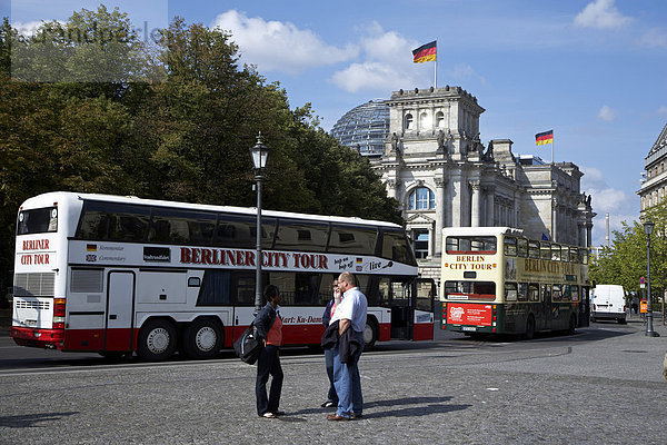 Touristenbusse am Reichstag in Berlin  Deutschland  Europa