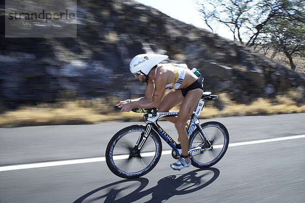 Der deutsche Profi-Triathlet Faris Al-Sultan auf der Radstrecke der Ironman-Triathlon-WM in Kailua-Kona  Hawaii  USA