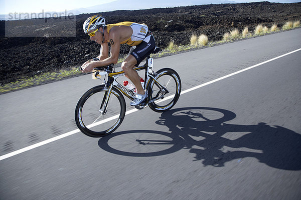 Der Schweizer Profi-Triathlet Mathias Hecht auf der Radstrecke der Ironman-Triathlon-Weltmeisterschaft in Kona  Hawaii  USA