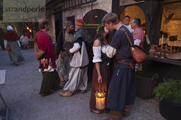 Junges Paar während der Mittelalterwoche in Visby  Insel Gotland  Schweden  Skandinavien  Europa
