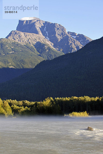 Der Bella Coola River fließt durch das gleichnamige Tal  Bella Coola  Kanada