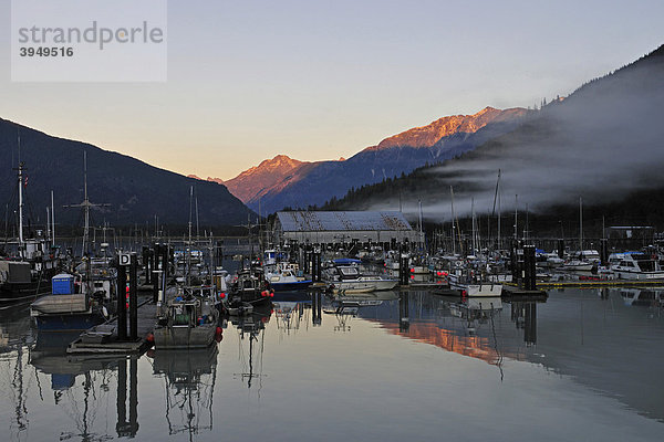 Abendstimmung im Hafen von Bella Coola  Kanada